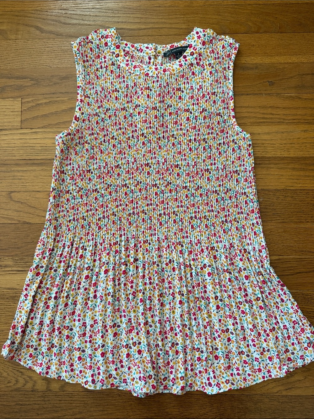 😎 Adrianna Papell sleeveless floral pleated top. Size S.